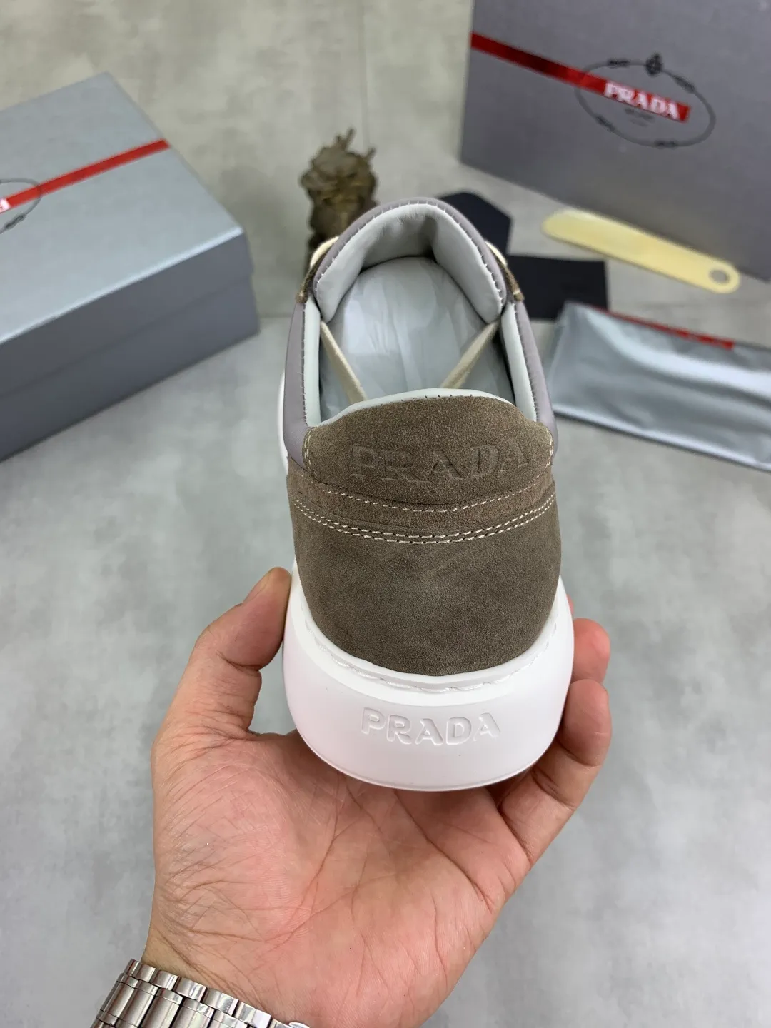 Men's shoes 💰P560💰 [New model] High version official website popular model is on the market, 🆘 Trendy brand (Prada) mainly promotes popular model, avant-garde and versatile fashionable men's shoes private version mold opening, cowhide surface splicing 1:1.. Stylish and simple, original imported cowhide lining cowhide feet; the atmosphere and personality are more fashionable, eye-catching and pursuing class. It will subvert the old idea and be a must-have for fashion trendsetters with you! Must keep it for yourself! Tall and comfortable, large and low, high-end quality workmanship. Code number: 38-44 5⃣️colors available.